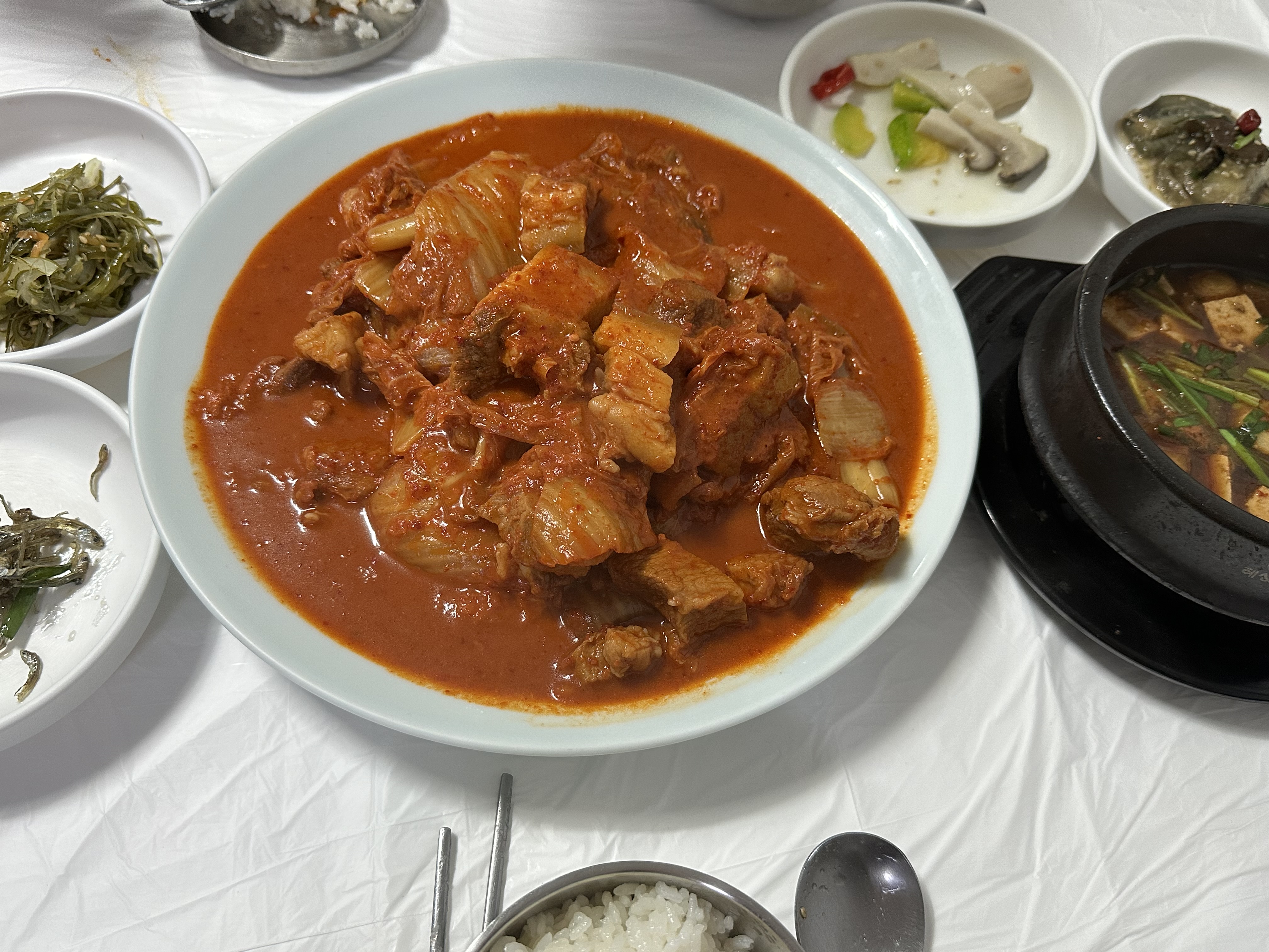 성시경 맛집이라고 소문난 속초 <전원식당>

부모님도 오래전부터 다녔던 찐 현지인 맛집! 
지금은 웨이팅이 너무 길어서 안가게 되는..🥲