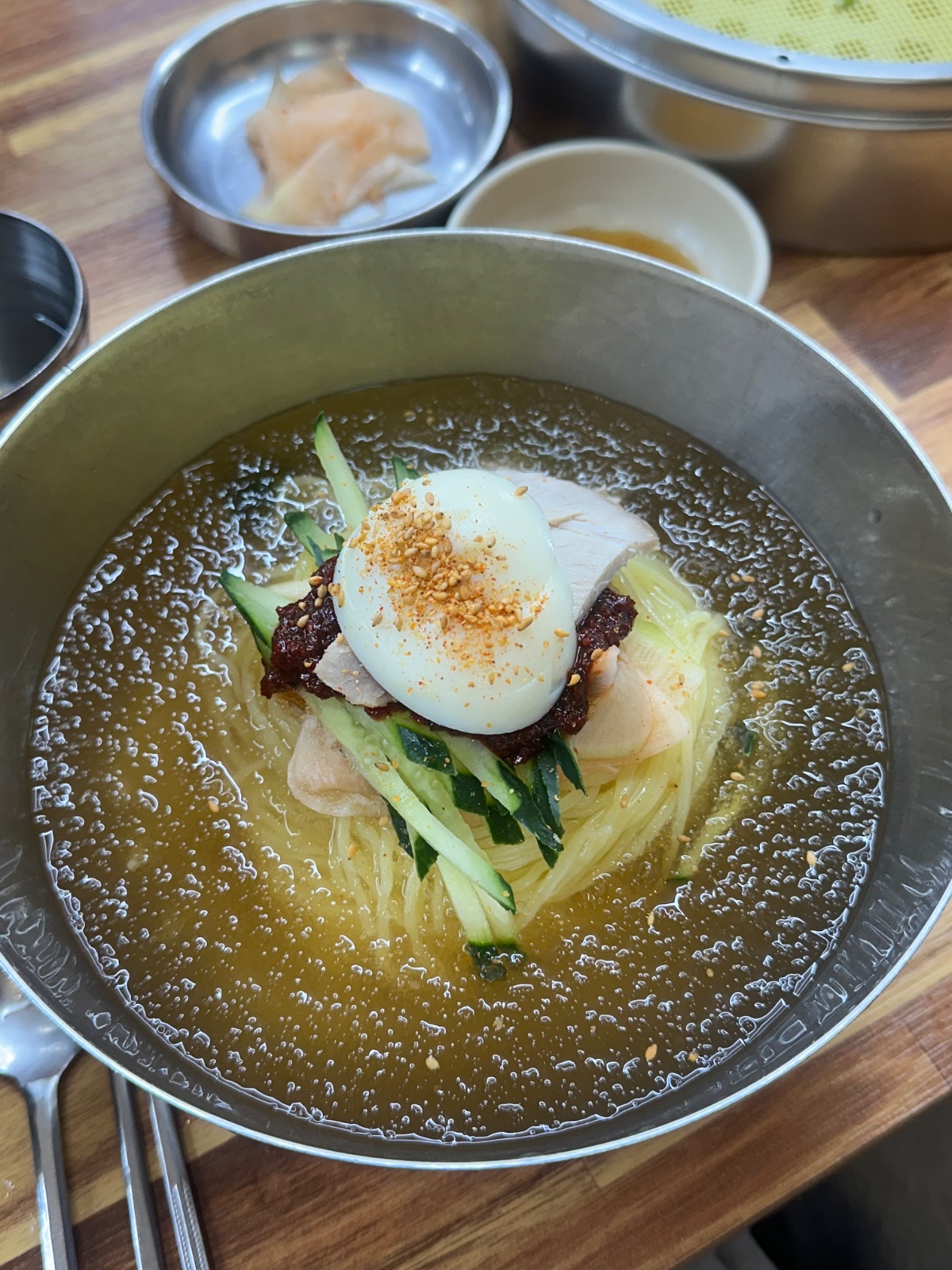 경주 여행때 꼭 가야하는 밀면 맛집 < 고향밀면본점>

물밀면 + 만두 추천 따듯한 국물도 나오는데 뜨끈한 국물도 넘 맛있음!!!!! 온국수 육수인듯!
