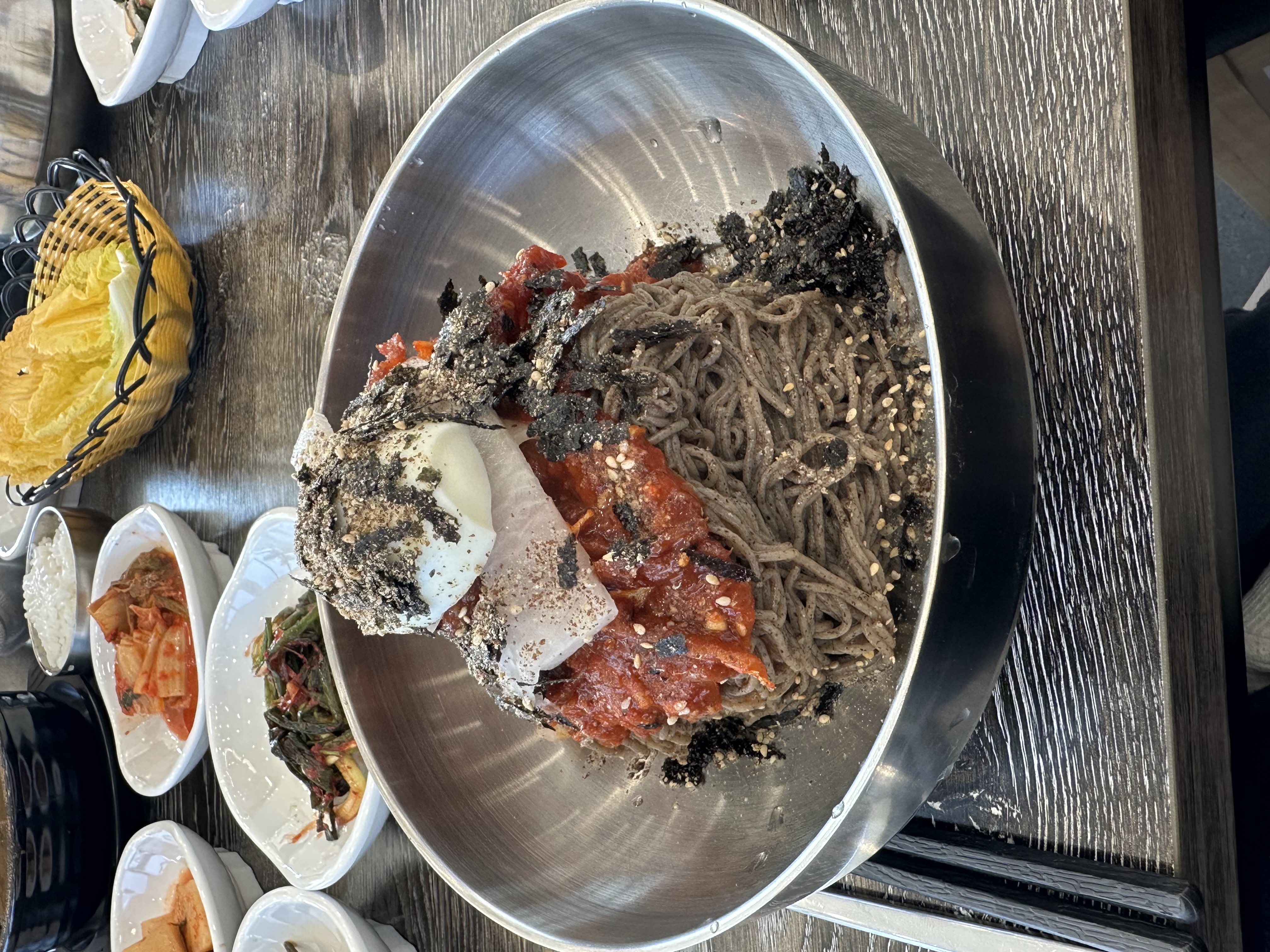 면친자가 추천하는 <장천골메밀가>막국수 맛집 !!!
직접 메밀면 만드신다고 함 명태회비빔 시켜서 간장육수 부어먹는거 추천!!! 물막국수 좋아하면 간장막국수 ㄱㄱ