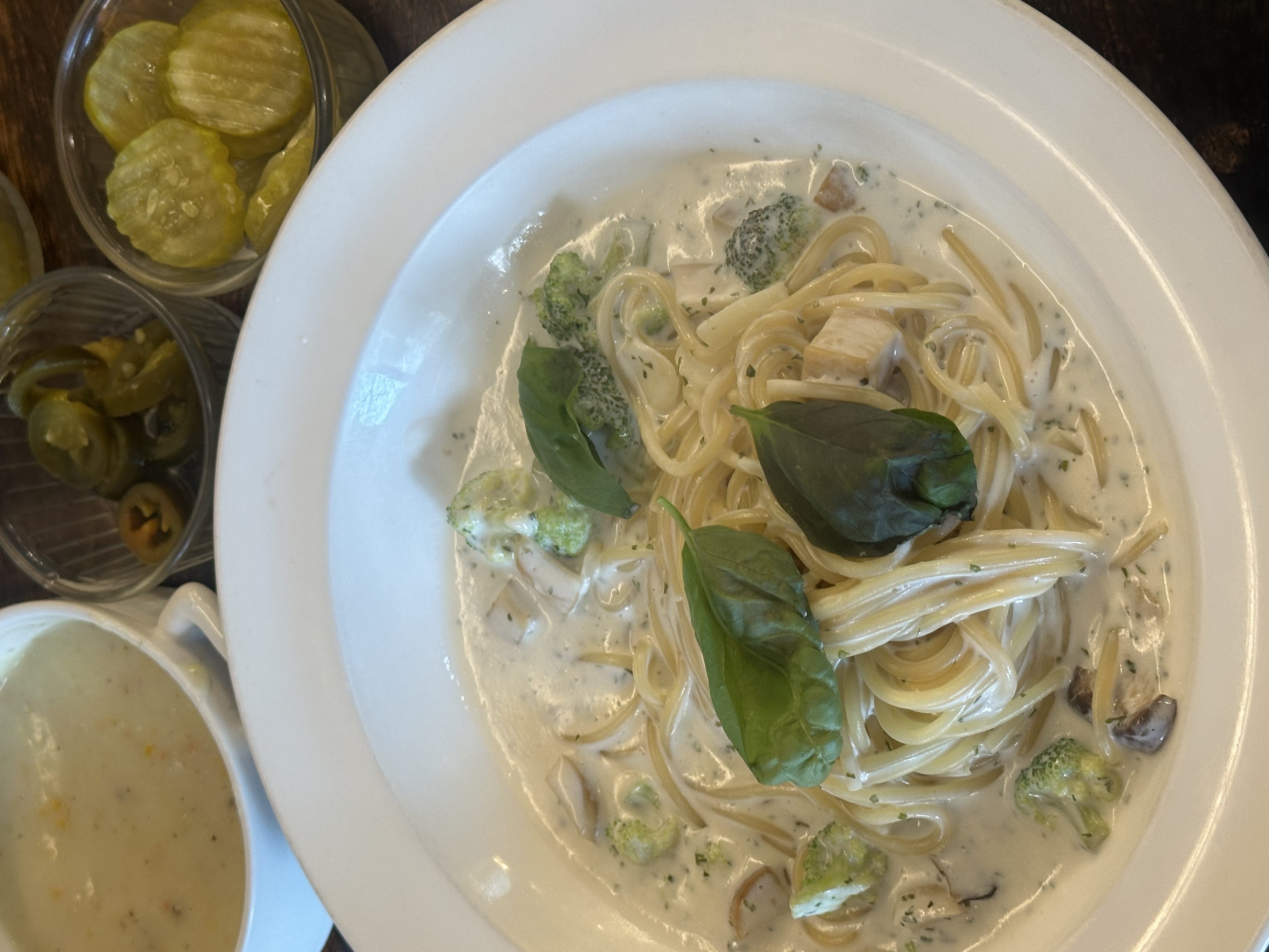 꼭꼭 숨어있는 언니의 찐맛집 <마리스> 너무 맛있어서 재재재재재방문했던 곳!!!!고성이라 차타고 좀 가야함 ! 돈까스 크림파스타 꼭 추천!