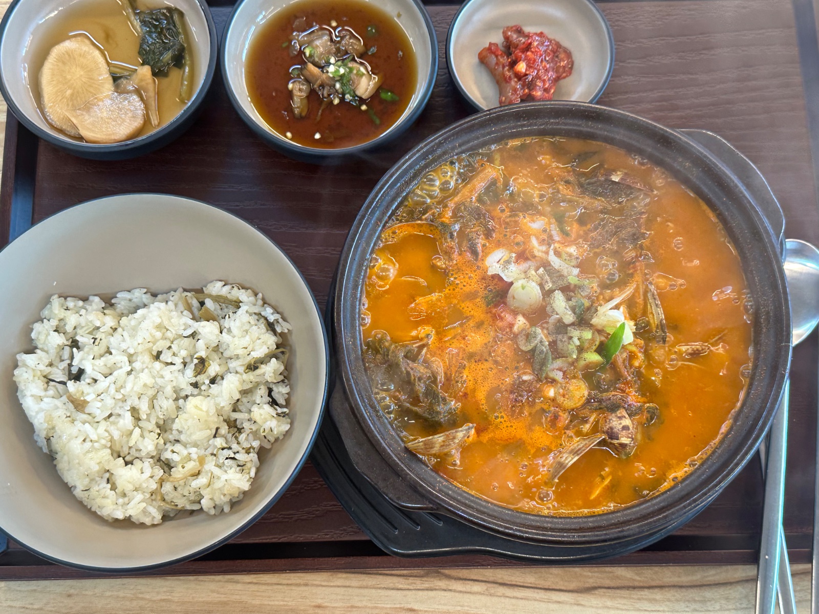 태안가면 꼭 가야하는 해장맛집 <태안바지락해장국>

태안에 좋은 캠핑장이 많아서 놀러 갔다가 집가기 전 꼭 들리는 해장 맛집!!!!! 이거 먹으러 일부러 캠핑장 가기도 함!!!! 왕추춫추추추춫천 오후 3시면 끝남 휴무 시간 잘보고 ㄱㄱㄱㄱ