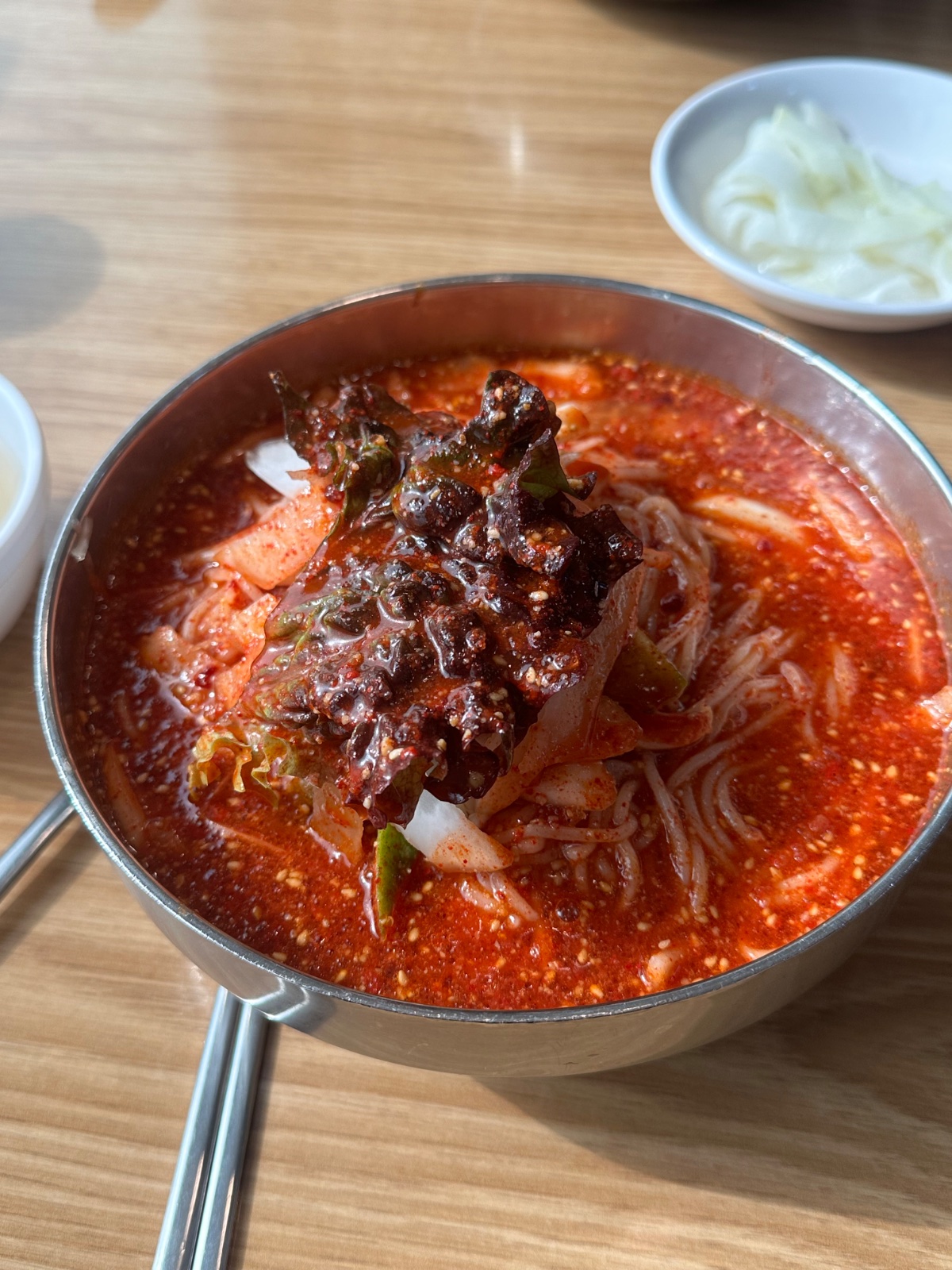 드라이브코스로 좋은 남양주 비빔 국수 맛집< 시가올비빔국수 >


부모님 맛집 은 정말 다 맛있음! 여기는 과일도 들어가서 아주 새콤달콤 인생 비빔국수!!!!!! 사람 많은곳은 다 이유가 있음 !!!👍🏻👍🏻👍🏻👍🏻👍🏻