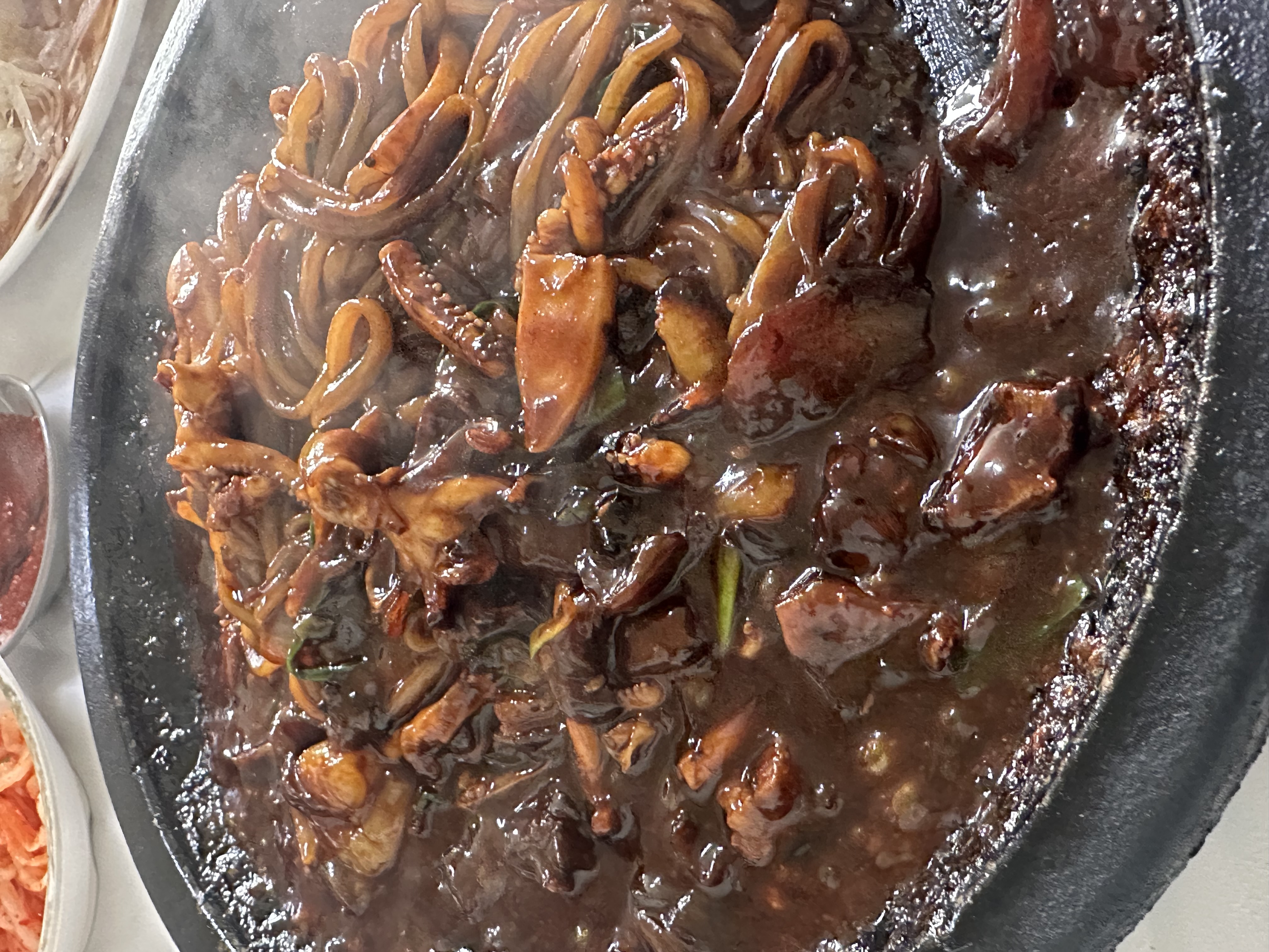 속초 짜장면 맛집 / <가보오토종닭>
유명해지기 전에 가서 먹었는데 지금은 웨이팅도 너무 길고 맛도 예전같이 않음 ㅠ 다시돌아와😭 하지만 맛집 으로 추천하긴합니당 👍🏻
