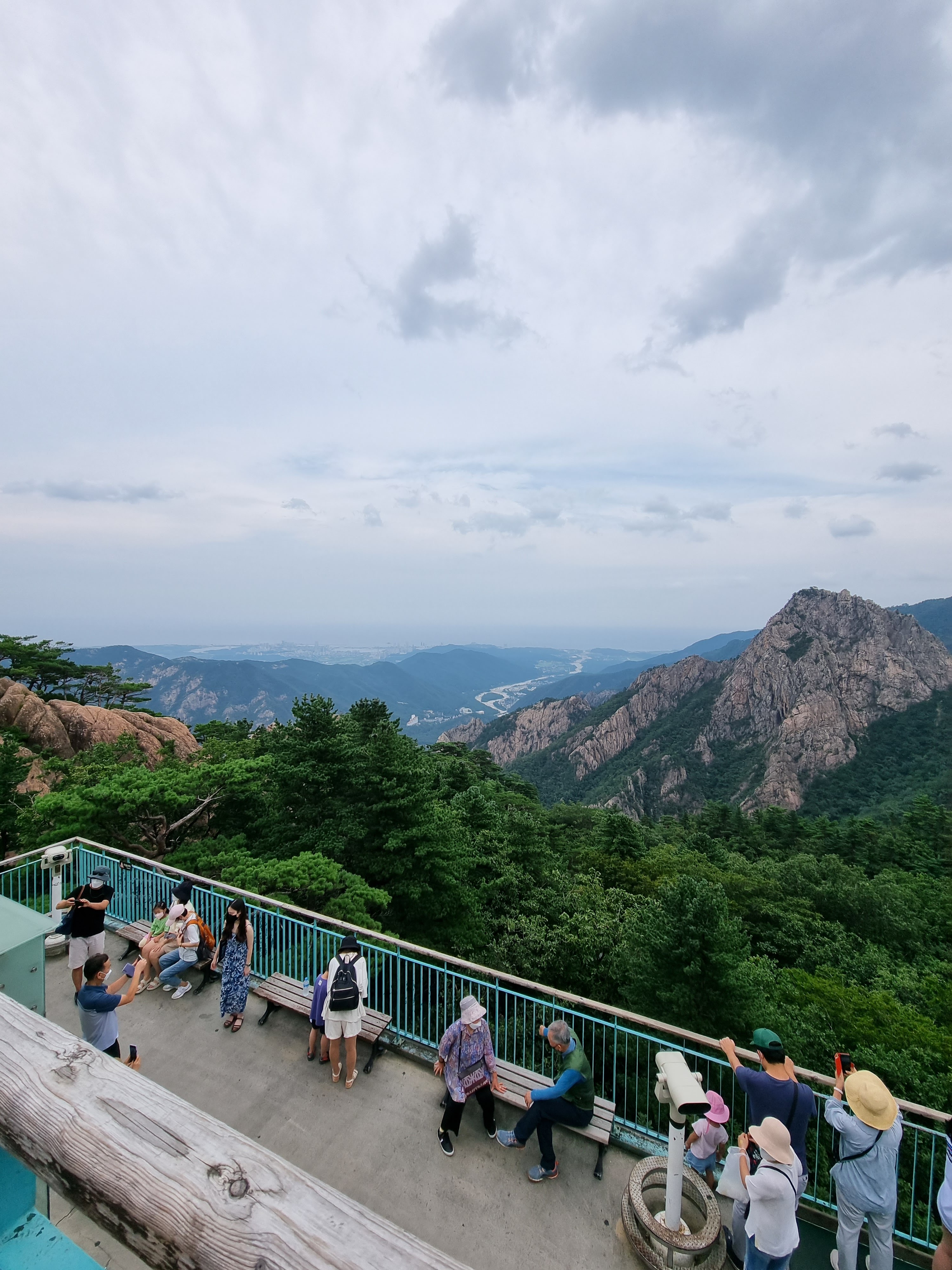설악산 케이블카 🏔️ 3시간 동안 속초온 보람이 있네요. 정상에서 보는 뷰가 압권입니다.