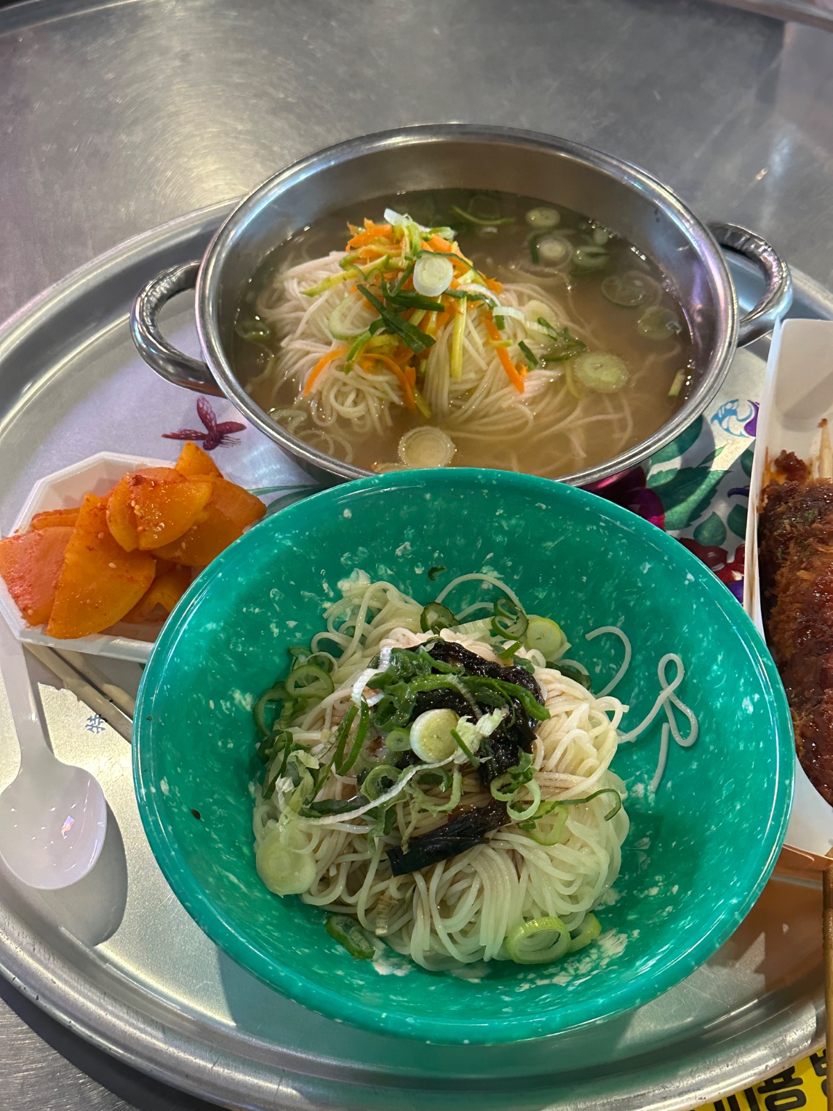백종원이 만든 백종원 시장 / <예산시장> 

아리랑 고개 닭꼬치/선봉국수/애플양과점/카스테라/등등 맛있는곳 많음! 숙소가 근처라면 야장 느낌나는 테이블 에서 한잔 하기도 좋은 곳