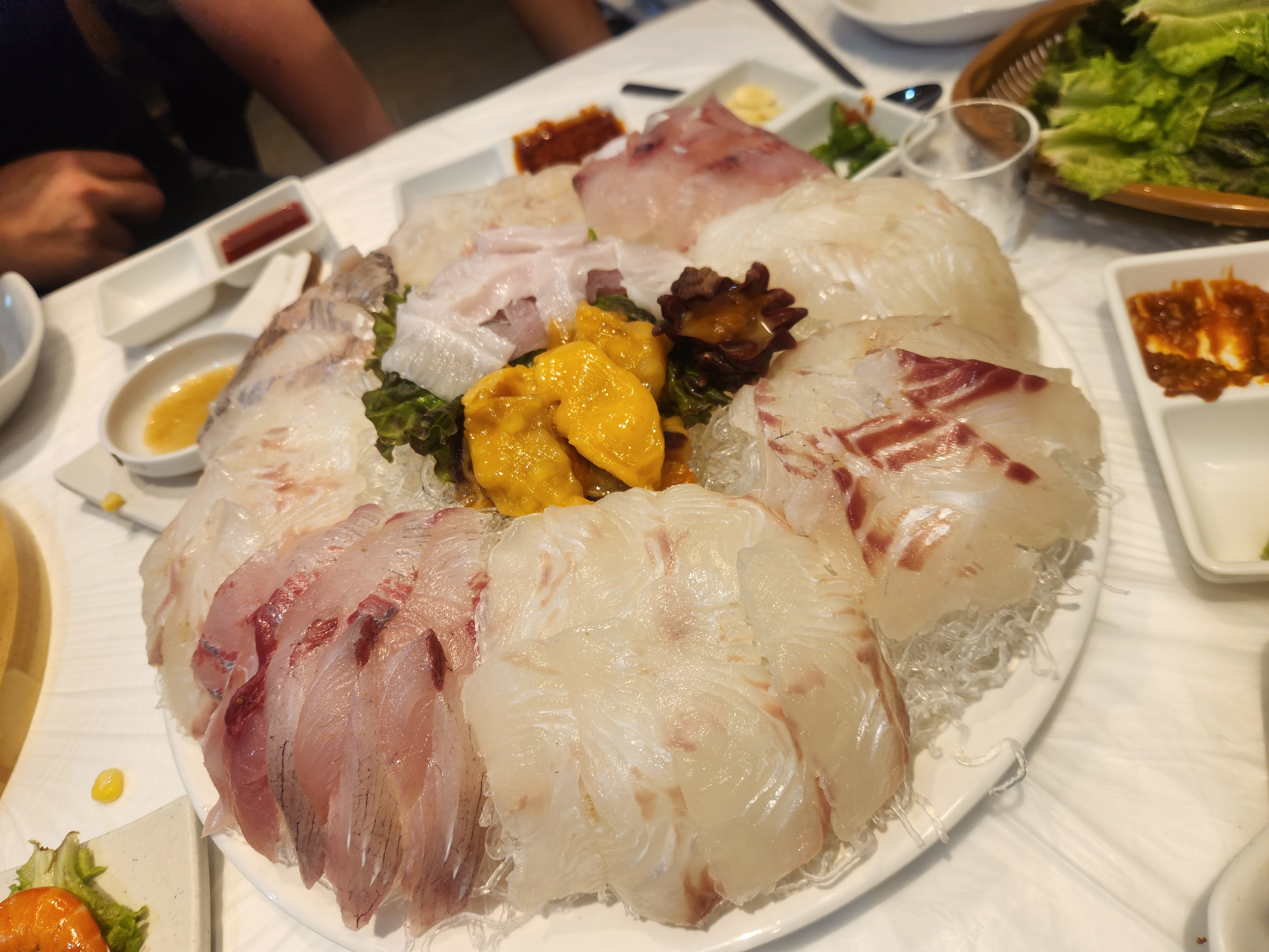 최근 오픈한 속초 파도소리 맛있어요! 소주가 호로록~